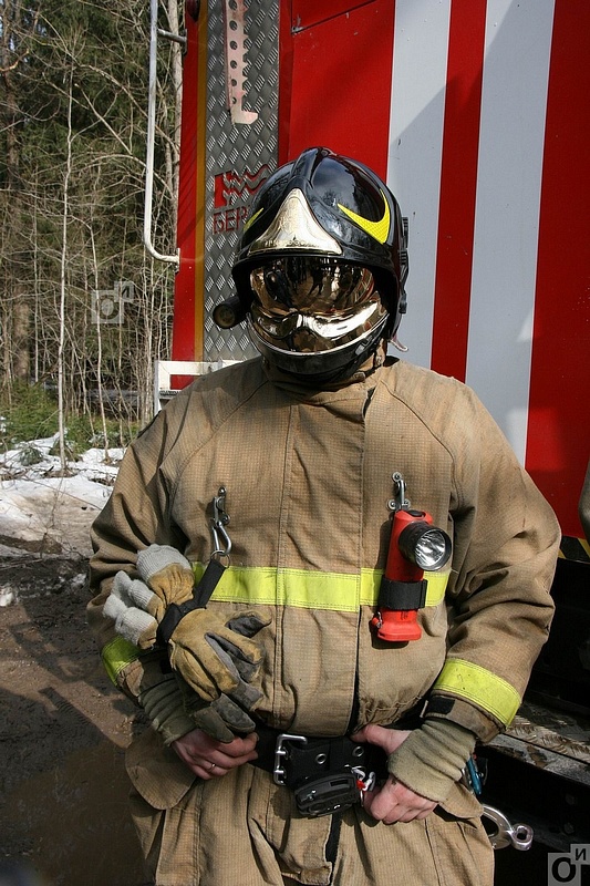 Мы должны знать героев в лицо, но пожарных невозможно разглядеть за сверкающими золотом масками