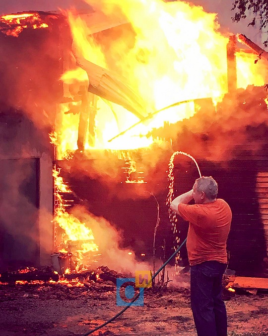 Местные жители пытаются тушить пожар из садового шланга, В Трёхгорке сгорел дом в частном секторе