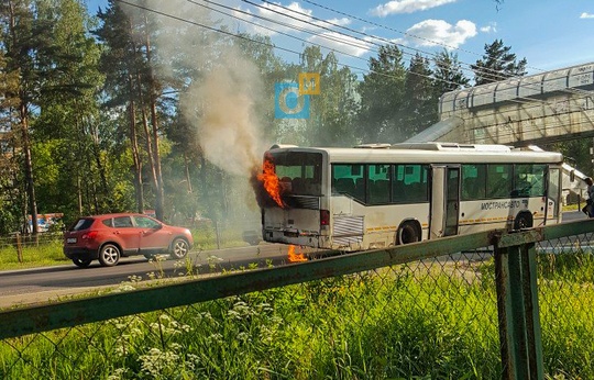 Возгорание появилось в задней части автобуса Мострансавто