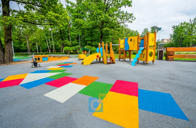 Детская площадка в парке, Детская площадка в парке