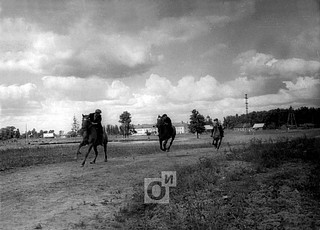 Конный Институт в Больших Вяземах (МЗИК). Фото 1951 года
---
На заднем плане справа церковь Преображения и общежитие (белое здание) сохранившиеся и ныне.
---
На фото первый всадник — Юрий Борисович Алексеев, будущий директор ЦМИ и потомок владельцев усадьбы Иславское, находящейся неподалёку.