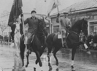 Октябрьский Парад в Звенигороде (Подмосковье), 1961
Слева писатель Дмитрий Урнов, с права Павел Туркин на Памире, движение испанский шаг.
Лошади Московского конного завода №1