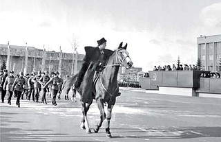 Одинцово, площадь перед администрацией. Ноябрьский парад 1987 год