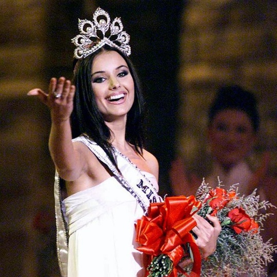 Мисс Вселенная — 2002 Оксана Федорова, Декабрь