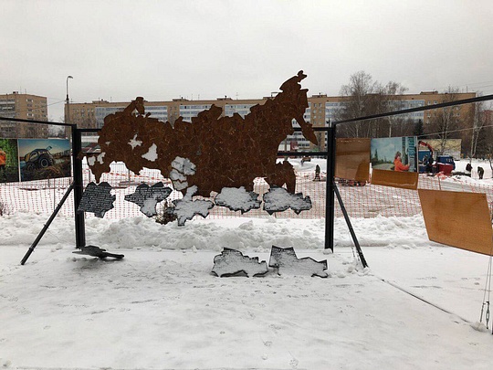 Выставка отряда «Лиза Алерт» у центрального стадиона Одинцово, В Одинцово вандалы уничтожили выставку «Лиза Алерт» о пропавших детях