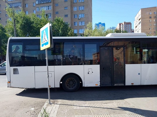 Автобус №1265 перекрыл пешеходный переход, Водители автобусов устроили остановку на пешеходном переходе
