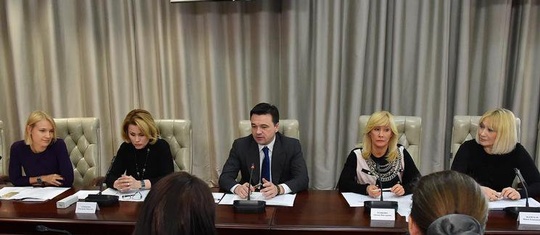 Губернатор Андрей Воробьёв в окружении блондинок, Январь