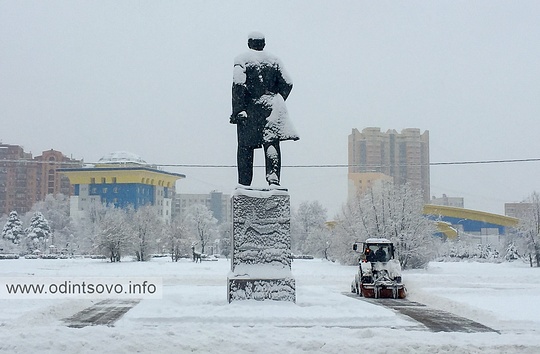 31 января, 9:00, трактор убирает центральную площадь Одинцово, Дворы Одинцово утопают в снегу