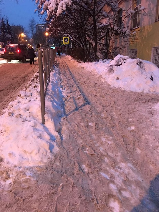 Тротуар, 8-й микрорайон, 10 дней после снегопада: Одинцово завалено снегом