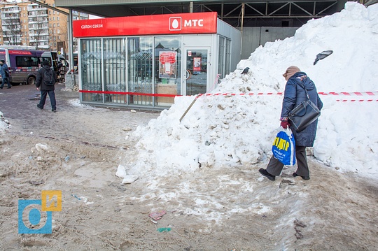 На станции Одинцово у пешеходного моста не убирают снег и мусор, На станции Одинцово у пешеходного моста не убирают снег и мусор