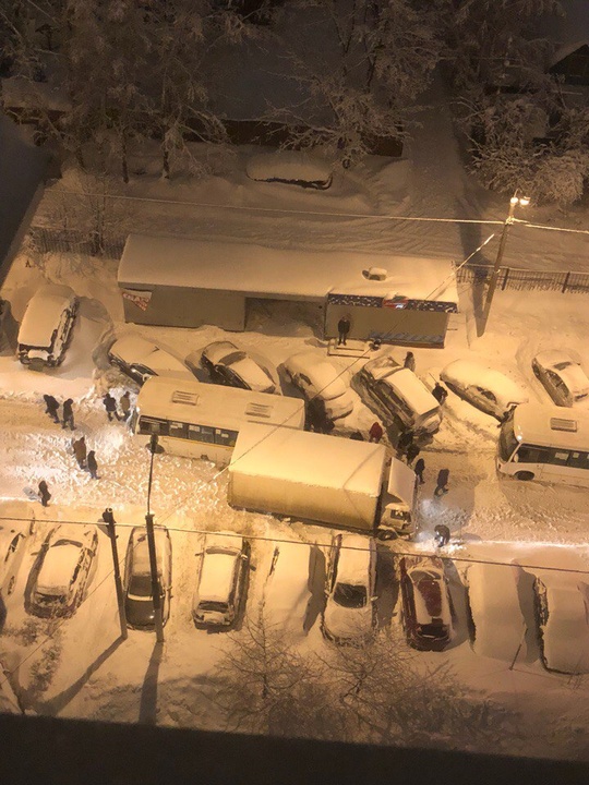 Трёхгорка, люди помогают разъехаться большегрузу и автобусу, Одинцово утопает в снегу