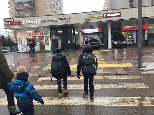 Пешеходный переход, Маршала Жукова 32, Тротуары в центре Одинцово используются для стоянки транспорта, Зебра