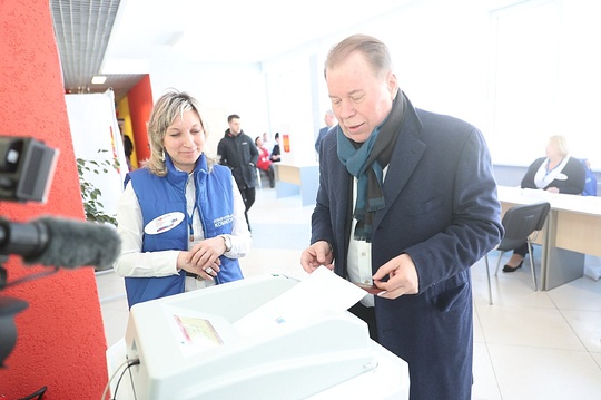 Анатолий Кучерена вместе с супругой, старшей дочерью и сыном посетил избирательный участок в Лесногородской школе, Выборы Президента Российской Федерации 18 марта 2018 в Одинцово