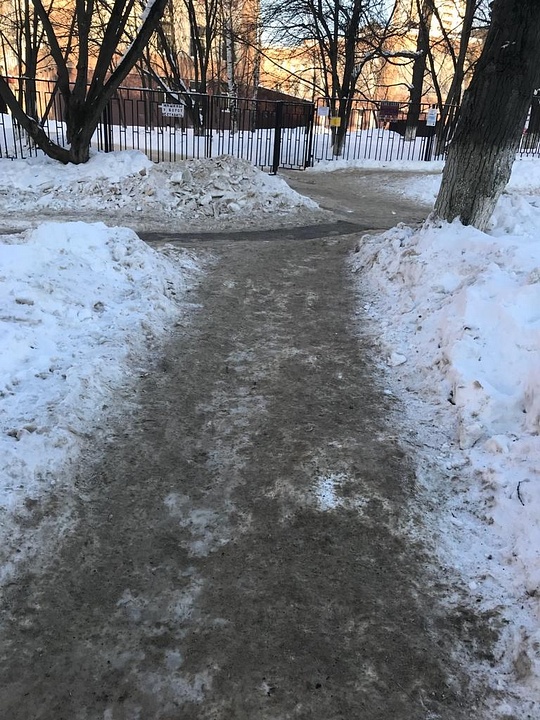 Тротуар покрыт наледью. Одинцово, Верхне-Пролетарская улица, 5, Удалось ли в Одинцово ликвидировать последствия снежного «очковтирательства» к марту?