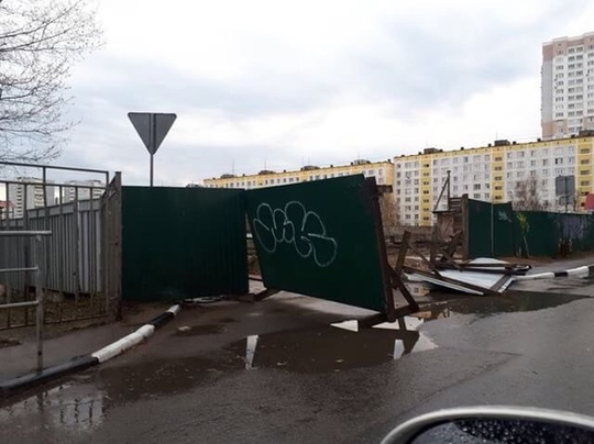 Ветер снёс забор долгостроя в 8-м микрорайоне Одинцово, Апрель