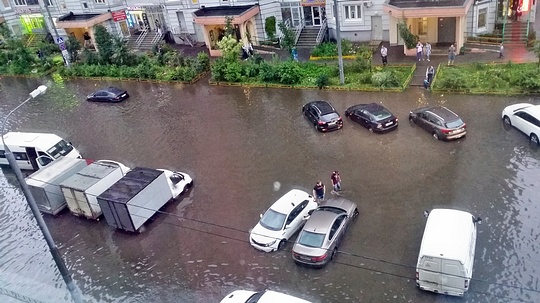 Автомобили уходят под воду, Потоп в Трёхгорке 19 июля