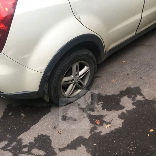 Хулиганы порезали колёса 10 автомобилей во дворе дома на бульваре Любы Новосёловой, Июль