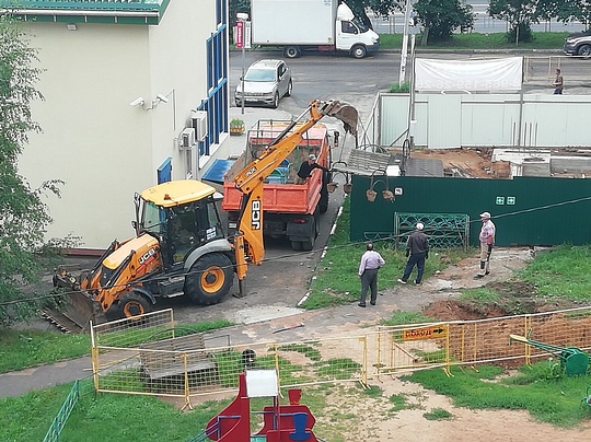 Рабочие убирают лавочки у детской площадки, Строительство нового магазина в 5 микрорайоне