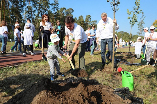Андрей Воробьёв с сыном сажают дерево, Акция «Наш лес. Посади своё дерево»-2018
