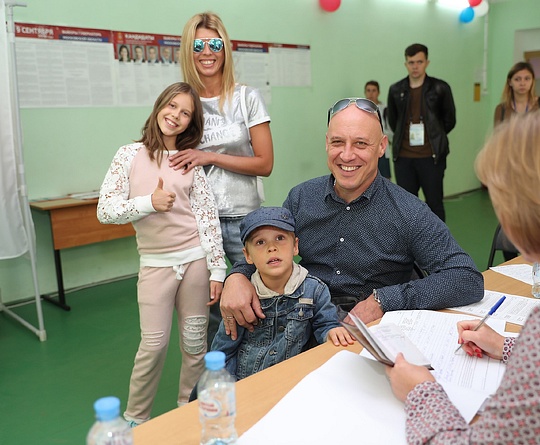 Певец Денис Майданов проголосовал на участке в гимназии №14 Одинцово, Известные жители Одинцовского района проголосовали на выборах губернатора