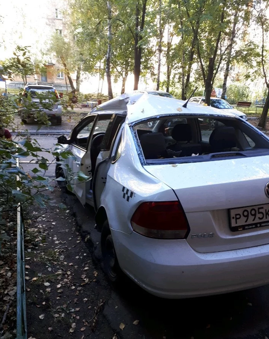 Повреждения «Яндекс. Такси», протаранившего палатку, Яндекс. Такси снесло арбузную палатку