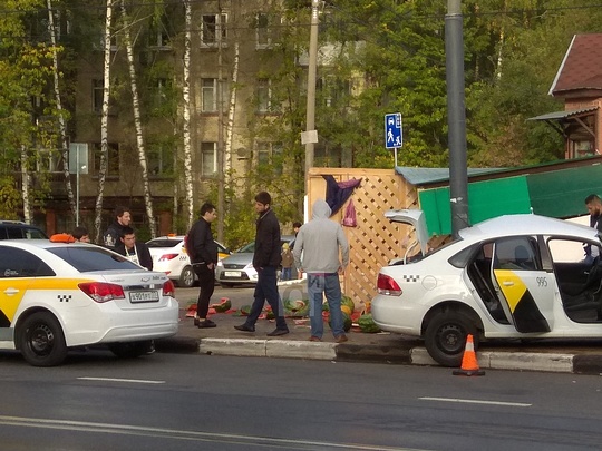 Водитель Яндекс. Такси снёс арбузную палатку