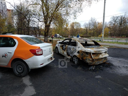 Автомобиль сгорел на парковке у жилого дома в Одинцово, Огонь уничтожил автомобиль на парковке в Одинцово