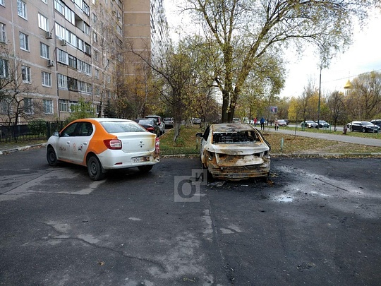 Автомобиль сгорел у жилого дома, пострадала машина каршеринга, Огонь уничтожил автомобиль на парковке в Одинцово