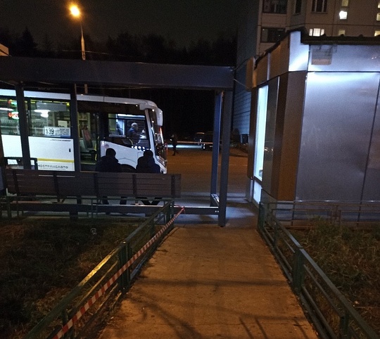В Трёхгорке новый павильон автобусной остановки перекрыл проход, Октябрь
