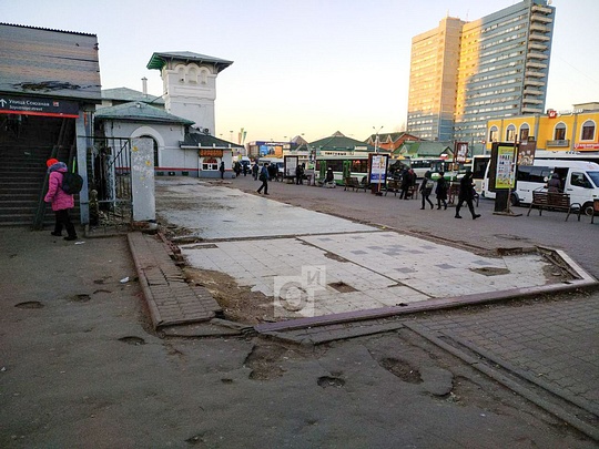 Плитка у пешеходного моста на станции «Одинцово», РЖД пренебрегает безопасностью пешеходов