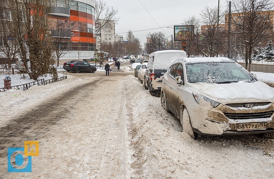 Снег просто раскидывают в разные стороны, образуется бруствер, закидываются припаркованные автомобили, тротуар Можайское шоссе, 81, В Одинцово не убирают снег