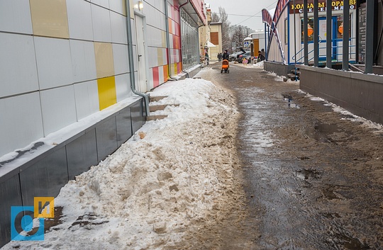 Не убранный тротуар, обильно посыпанный реагентами, из-за чего образовались лужи и грязь, Можайское шоссе, 119, В Одинцово не убирают снег