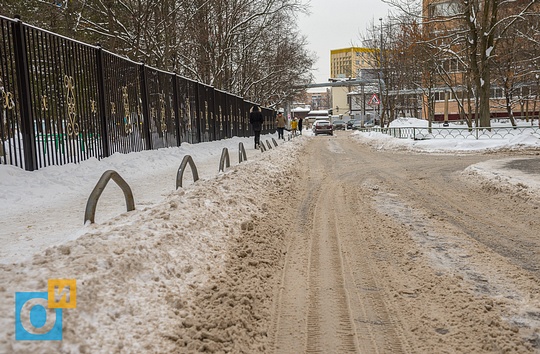 Бруствер скоро будет выше дуг-безопасноти, тротуар вдоль забора детского сада №72, В Одинцово не убирают снег