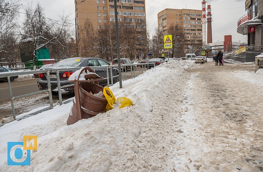 Бруствер вдоль тротуара, закиданы малые архитектурные формы и мусорная урна, улица Чикина, 8А, В Одинцово не убирают снег