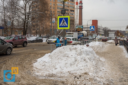 Скоро за этими горами снега не будет видно пешеходов, которые переходят дорогу, улица Чикина, 8А, В Одинцово не убирают снег