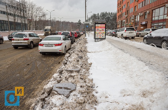 Снег, лед, снежные булыжники закиданы на газон, улица Чикина, 12, В Одинцово не убирают снег