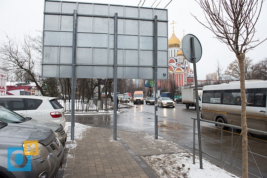 Дорожный указатель на тротуаре Можайского шоссе у нового ТЦ в Одинцово, Дорожный указатель на тротуаре Можайского шоссе у нового ТЦ в Одинцово