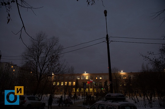 Не работающие фонари у входа в Гимназию №4, Каждое утро чиновники погружают Одинцово во мрак