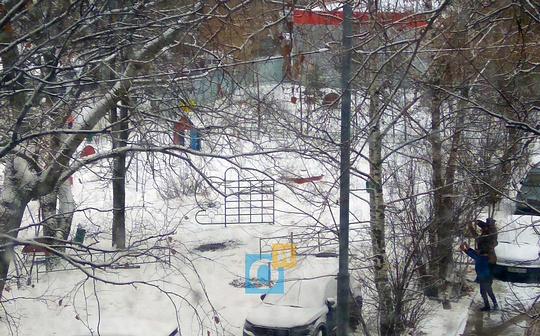 Рабочие огораживают двор под строительство, Очередное строительство на детской площадке в Одинцово