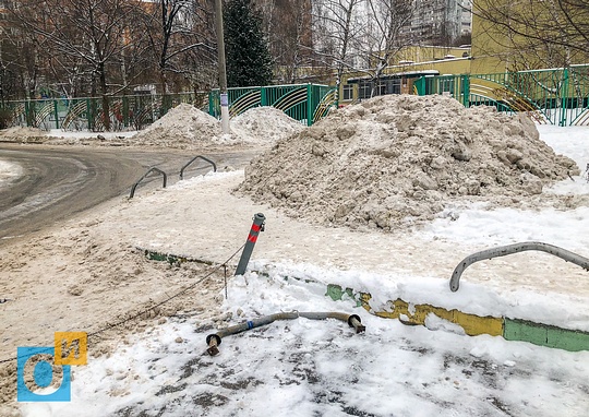 Несанкционированная снегосвалка на газоне у дома по бульвару Маршала Крылова д.6, В Одинцово не убирают снег