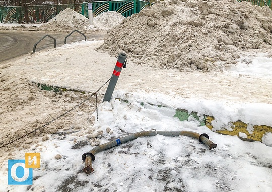 Сгружая грязные снежные отходы на газон коммунальщики выломали стальную дугу, защищавшую тротуар и газон от заезда автомобилей, В Одинцово не убирают снег