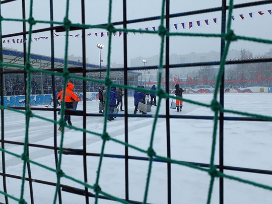 Коммунальщиков со скребками выгнали на поле для очистки его от снега, Ледовое побоище в Успенском