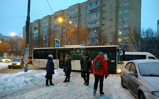 Автобус 1265к на пешеходном переходе, Водители автобусов нарушают ПДД на Союзной улице