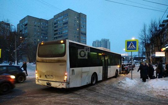 Автобус на пешеходном переходе, Союзная улица Одинцово, Водители автобусов нарушают ПДД на Союзной улице
