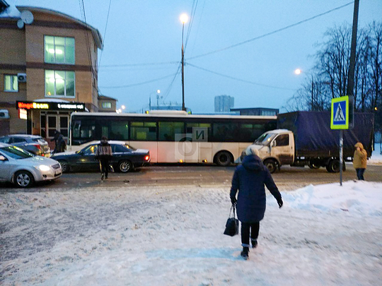 Автобус перекрыл пешеходный переход на Союзной улице в Одинцово, Водители автобусов нарушают ПДД на Союзной улице