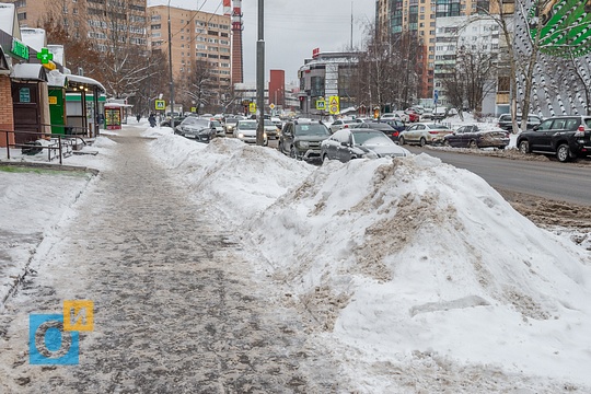 Бруствер на тротуаре вдоль ул. Чикина, В Одинцово не убирают снег