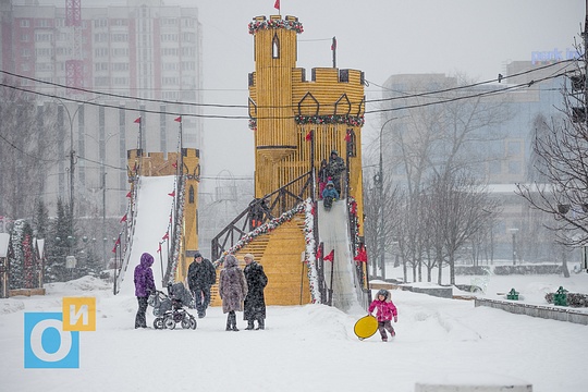 Зима в Подмосковье: Центральная площадь Одинцово, аттракцион «Горка», Сильный снегопад в Одинцово