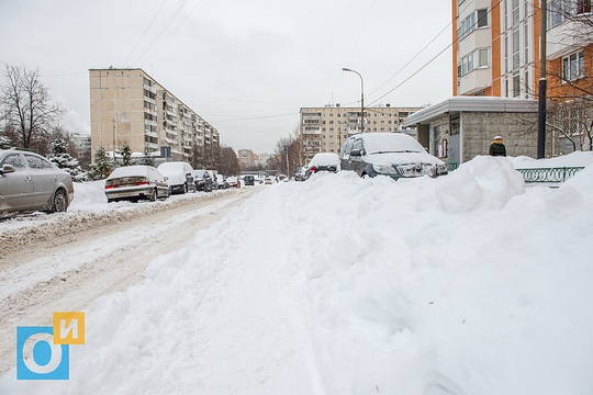 Снежные завалы на тротуаре, Можайское шоссе, 91, Как в Одинцово убирают снег после снегопада