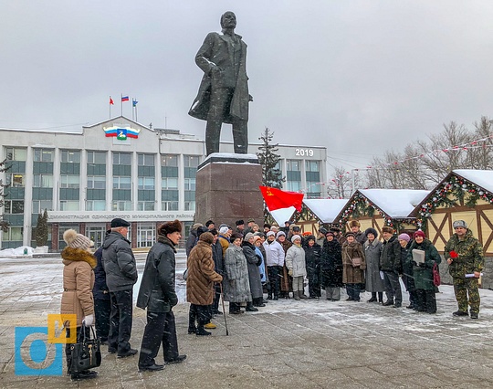 В день смерти Ленина у памятника на центральной площади собрались коммунисты