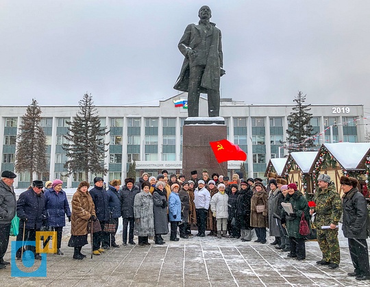 В день смерти Ленина у памятника на центральной площади собрались коммунисты, В день смерти Ленина у памятника на центральной площади собрались коммунисты